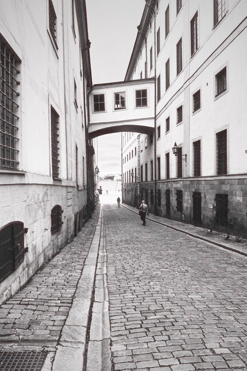 A quiet cobbled Stockholm alley, shot on 36 Frames Mono 400